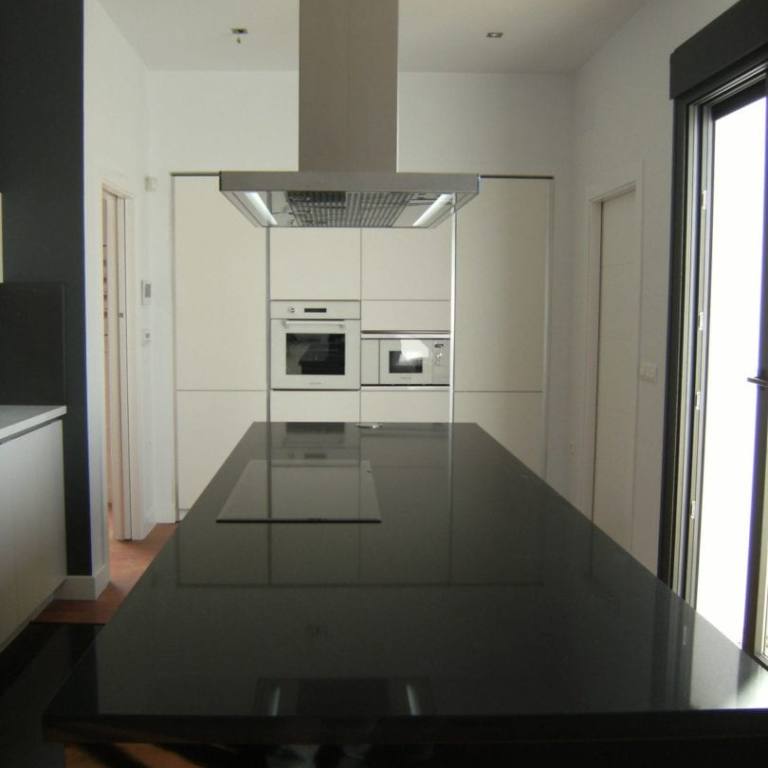 cocina-de-diseño-en-pvc-en-alcalá-de-guadaira-cocinova-cocinas