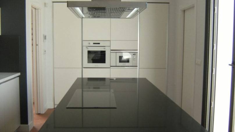 cocina-de-diseño-en-pvc-en-alcalá-de-guadaira-cocinova-cocinas