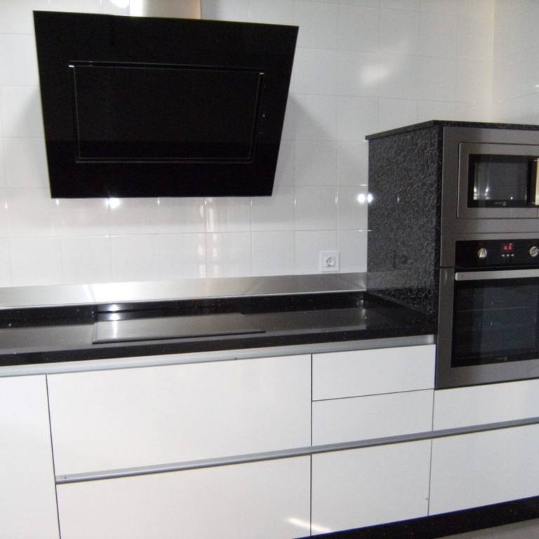 cocinas-con-cenefas-de-acero-inoxidable-cocinova-cocinas