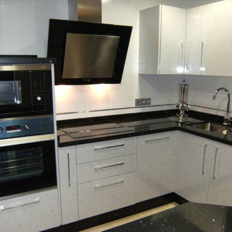 cocina-de-formica-serigrafiada-cocinova-cocinas