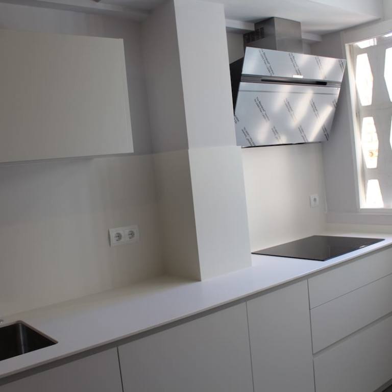 cocina-adaptada-a-los-bajos-techos