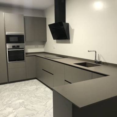 cocina-con-zocalo-lacado-en-bronce_1774