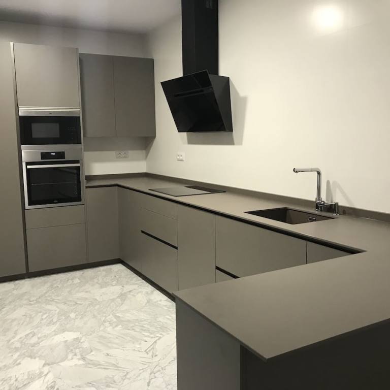 cocina-con-zocalo-lacado-en-bronce_1774