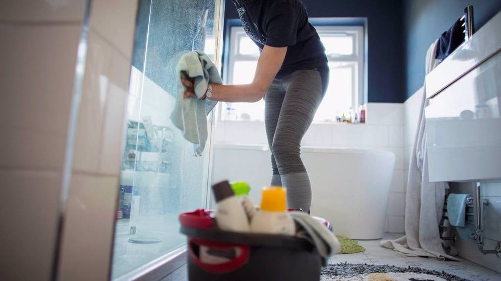 Cómo limpiar la mampara de tu baño o ducha