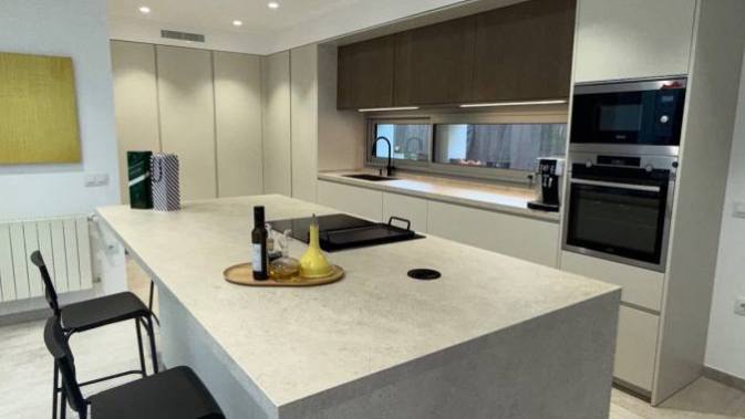 cocina-con-encimera-abujardada